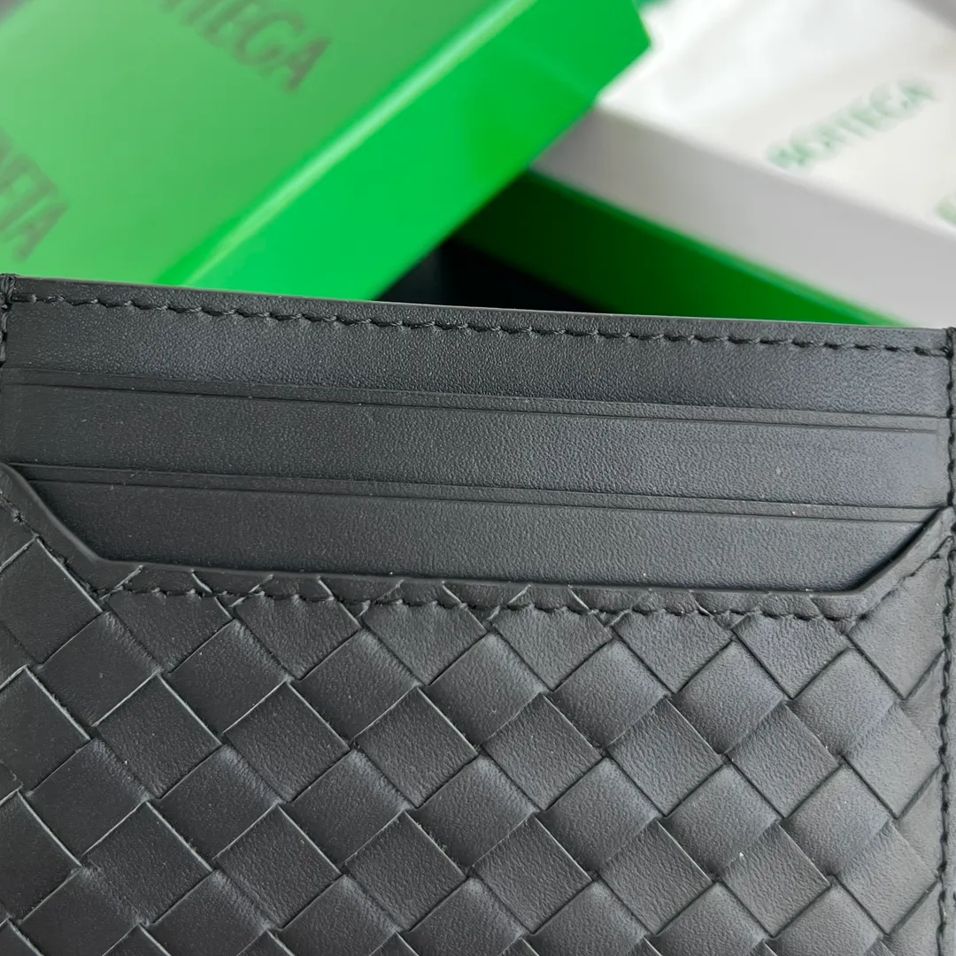 #BV New Small Woven Card Holder 817397 Simple and exquisite card holder. Small, light and easy to carry. Put it directly in your pocket or put it in a small bag. It is made of cowhide and feels soft to the touch. There are 6 card slots on both sides and the main card slot in the middle. It is enough for daily use. In the era of no cash, the card holder is more convenient and practical. The card holder that everyone needs. Size: 11x8x0.2 P400
